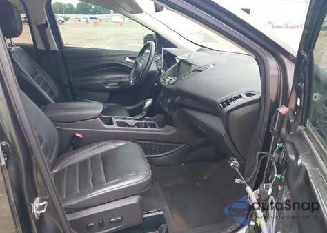 2019 Ford Escape Titanium z USA, uszkodzony, nr VIN 1FMCU0J99KUC37205